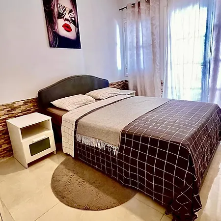 Cozy Two Bed Apartment. *