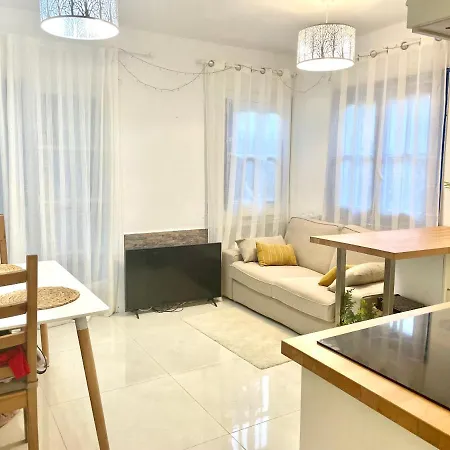 Cozy Two Bed Apartment. アデヘ
