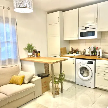 شقة Cozy Two Bed Apartment. أذيخي