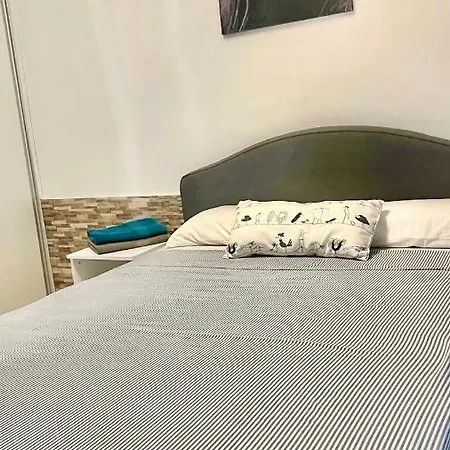 Cozy Two Bed Apartment. アパート アデヘ