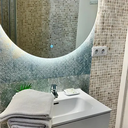 Cozy Two Bed Apartment. 아파트 아데제