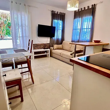 Cozy Two Bed Apartment. アパート アデヘ