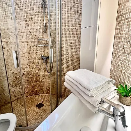 Cozy Two Bed Apartment. 아데제