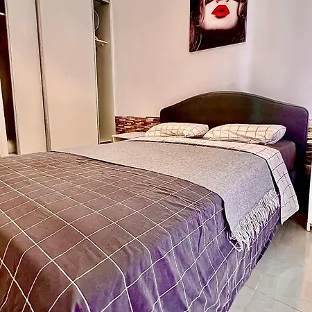 Cozy Two Bed Apartment. شقة *