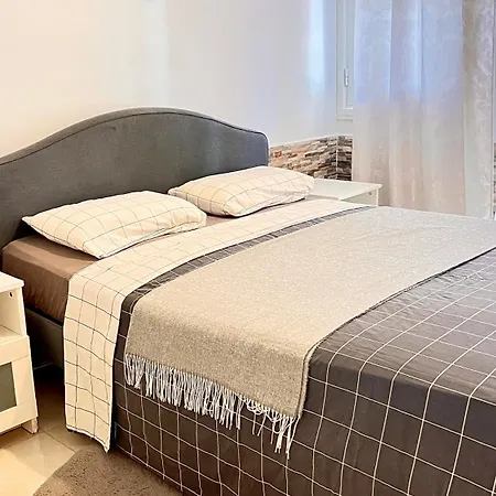 Cozy Two Bed Apartment. شقة