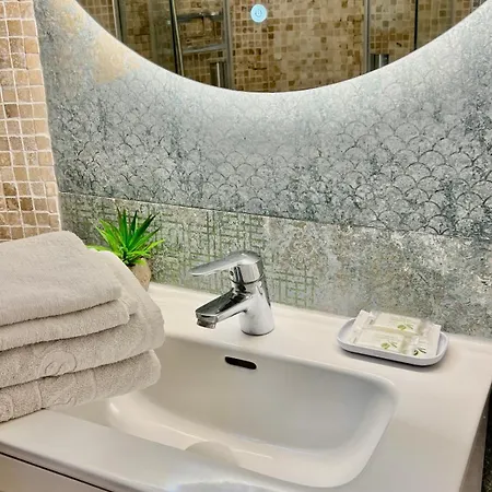 Cozy Two Bed Apartment. 아데제