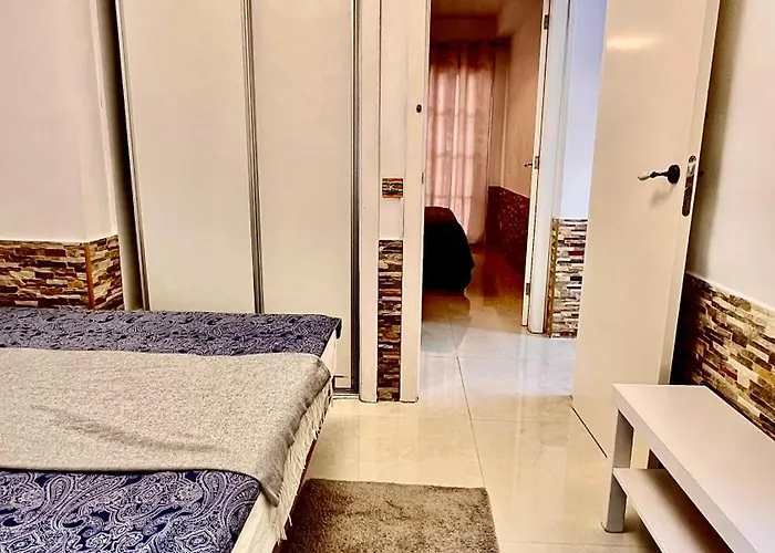 Cozy Two Bed Apartment. Apartament