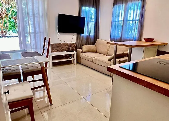 Cozy Two Bed Apartment. Apartament *